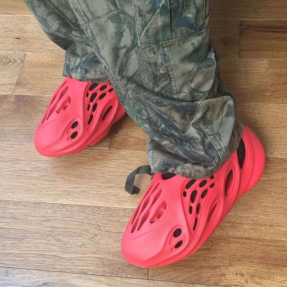 Yeezy “vermilion” Foam Runners